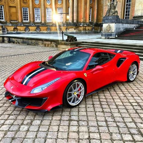 Nel 2000 la ferrari sviluppa la 360 challenge in poco più di 300 esemplari, (da non confondere con la challenge stradale prodotta in 1.274 esemplari a partire dal 2003), per le gare monomarca e per vari campionati fia, utilizzando la meccanica di serie, ma con un peso ridotto a 1.170 kg (120 in meno rispetto alla 360 modena di serie). Ferrari 488 Pista | Ferrari 488, Expensive sports cars, Ferrari car