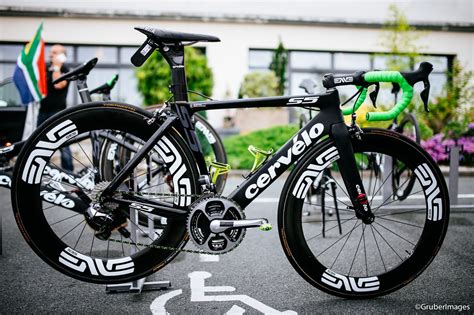 British sprint star mark cavendish will start the 2014 tour de france — in england — aboard a after previously riding a 52cm frame, cav switched to a size 49cm frame and is now using a. Mark Cavendish's Cervélo S5 | Fiets | Pinterest | Cycling ...