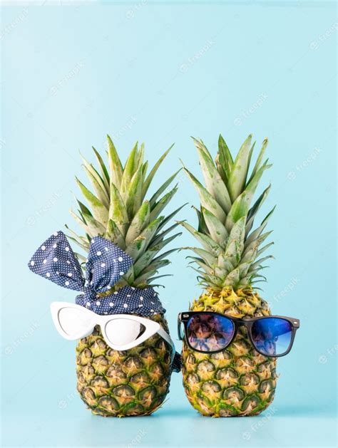 casal apaixonado fazer compras em um resort de férias abacaxi com óculos em forma de um garoto