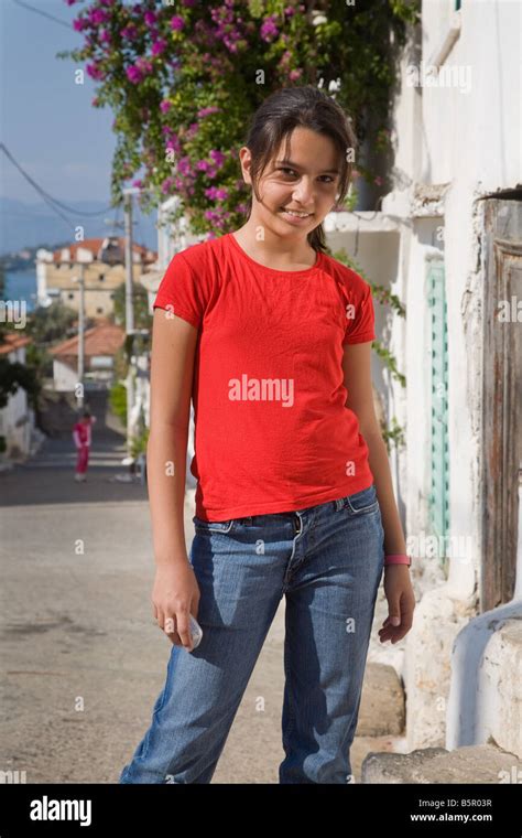 Eine Junge Türkin Lächelnd In Einer Straße In Fethiye Türkei