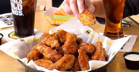 Live Rat Drops From Ceiling And Lands On Womans Menu At Buffalo Wild Wings