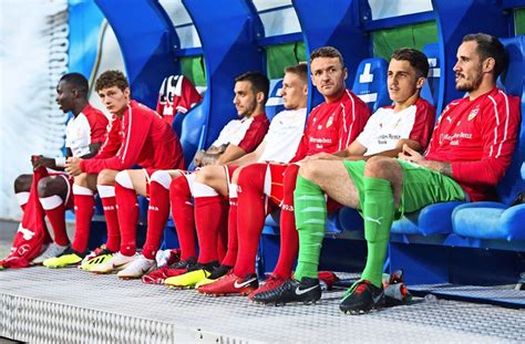 « banken in stuttgart / bank stuttgart ». VfB Stuttgart: Prominentes Trio auf der Bank - VfB ...