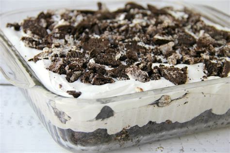 It is a 3 layered pudding dessert, the bottom layer consists of crushed oreos, the middle layer is the oreo pudding and the top layer is a cre… Cookies and Cream Oreo Dessert - Bitz & Giggles