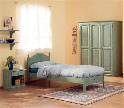 Una camera da letto ben arredata dovrebbe essere accogliente e intima. Camere da Letto In Legno Massello Di Pino Per Arredamenti ...
