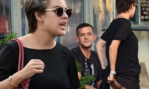 Tallulah Willis Flashes Her Butt While Out With Sister Scout In New York Daily Mail Online
