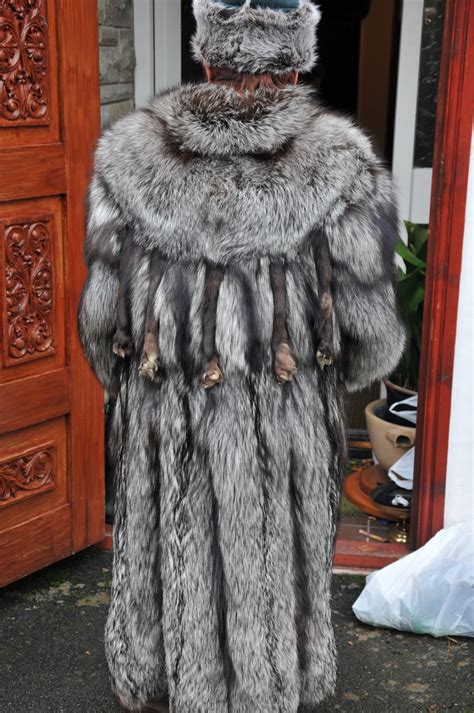 la fourrure mature kate posing in fox fur coats