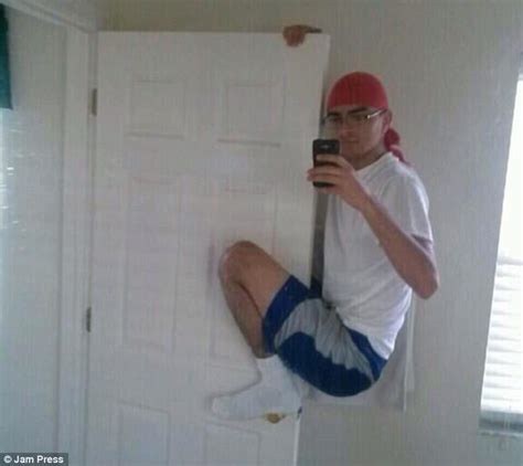 Selfie Lovers Reveal Extreme Lengths They Go For Picture Daily Mail