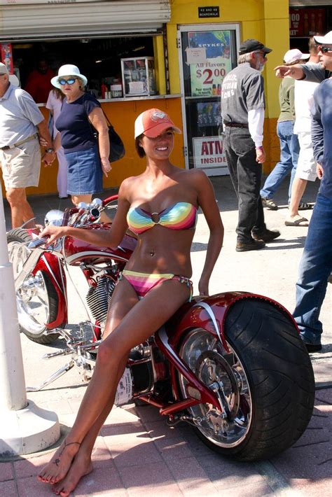 HOT MOTORCYCLE MAMA TINY BIKINI NICE BIKE TOO Chicas En Moto