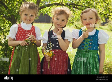Mädchen In Bayerischer Tracht Stockfotografie Alamy