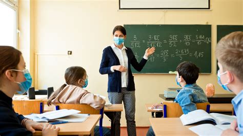 Enseigner Avec Un Masque Lexpérience Est Mitigée Chez Les Profs Le Huffington Post Life