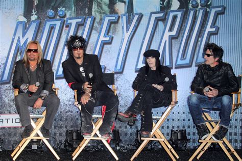 mötley crüe fake plays to recorded music on tour guitarist claims