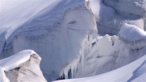 Pierwsza lawina zeszła w białym jarze koło karpacza w niedzielę (14 marca) przed południem, dwie kolejne kilka godzin później po. Topniejący lodowiec odkrył w Szwajcarii ciało turysty ...