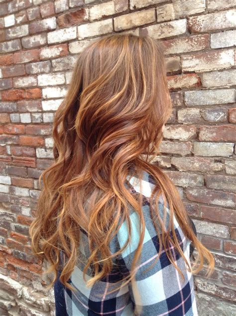 Honey blonde is the perfect balance of a rich, light brown and a bright and vibrant blonde. Warm red/brown hair with honey highlights … | Pinteres…
