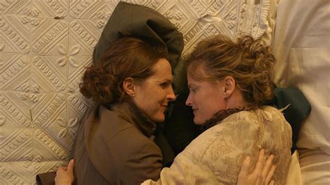 Review Molly Shannon Plays A Lesbian Emily Dickinson For Laughs In