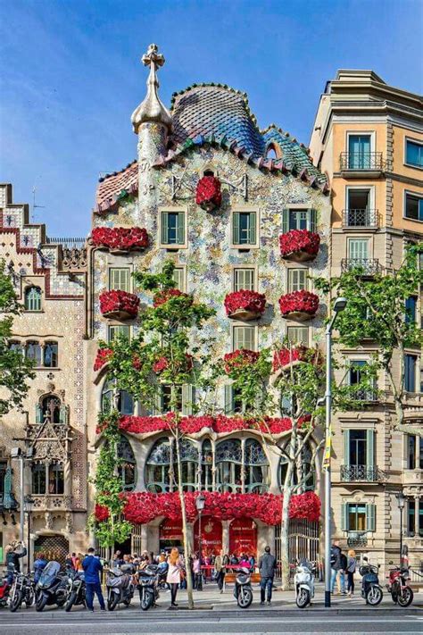 Casa batlló was built between 1904 and 1906 for a wealthy aristocrat and his family. Casa Batlló, Barcelona, Sant Jordi, 2016 | Barcelona ...