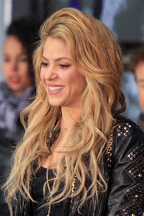 Shakira with black hair (i.imgur.com). Shakira's Hairstyles & Hair Colors | Steal Her Style | Page 2