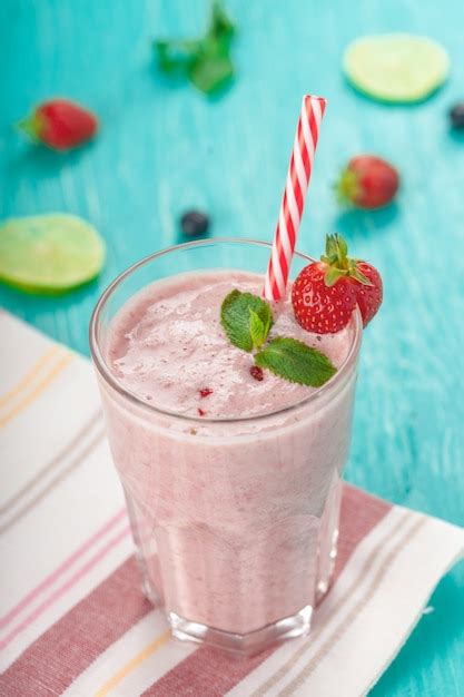 Premium Photo Healthy Berry Smoothie In Glass