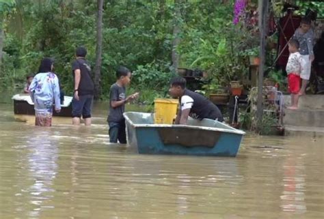 Sebanyak 600 laporan korban banjir masuk ke tim advokasi korban banjir dki jakarta 2020. BANJIR : MANGSA DI TERENGGANU DAN KELANTAN TERUS MENINGKAT ...