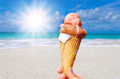 图片素材 海滩 滨 砂 天空 太阳 暖 夏季 假期 腿 手指 餐饮 热带 假日 美味的 人体 蛋卷冰淇淋