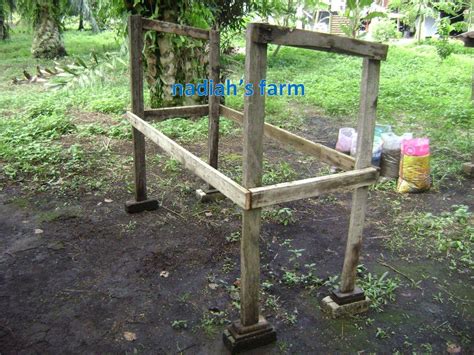 Kandang bambu bisa di buat sendiri, namun dengan mengikuti pedoman ukuran yang benar. Nadiahs Little Farm: pembinaan reban arnab...