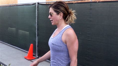 Jennifer Aniston Looks Insanely Ripped In A Tight Tank Top See The Pic