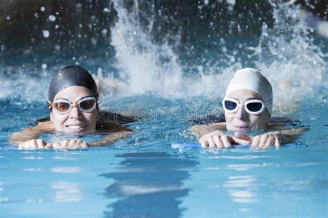 Nuotatori Che Nuotano Con Un Bordo Di Nuotata Immagine Stock Immagine Di Interno Sport