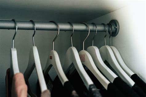 Maar wat wij met hangkasten bedoelen zijn meubelstukken die als het ware aan je wand zweven. Pin på Garderobe - Oppbevaring