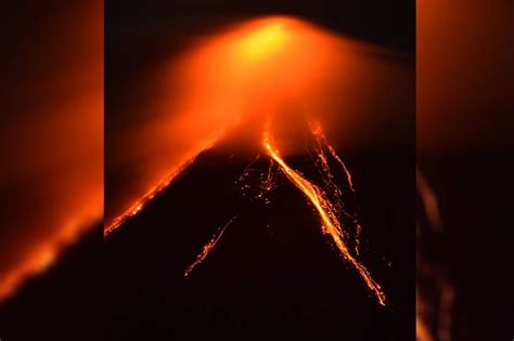 Look Mayon Volcanos Eruption At Night Abs Cbn News