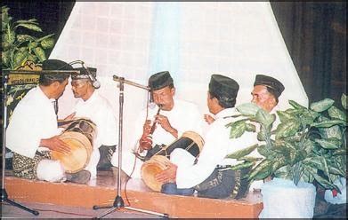 Dondang sayang mambo antara kaum peranakan baba nyonya melaka sama kaum portugis melaka. Muzik Tradisional: Jenis dan lagu Tradisional Mengikut Negeri