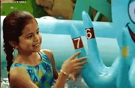 15 gifs da Demi Lovato e da Selena Gomez em Barney para você morrer de