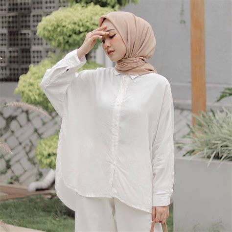 H&m menghadirkan berbagai pilihan model fashion keren yang bisa kamu pakai dalam segala kegiatan harianmu. 10 Ide Padu Padan OOTD Hijab dengan Kemeja Putih, Simpel ...