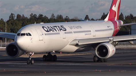 Qantas Airbus A330 300 Vh Qpi Vh Qph Landing At Nrt 34r Youtube