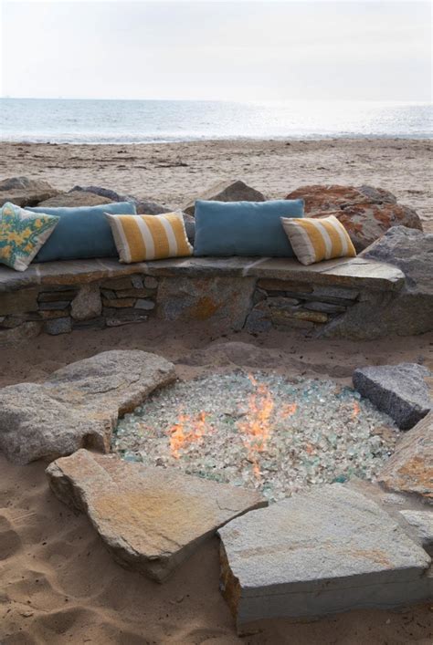 20 Beautiful Coastal Style Outdoor Design Ideas With A Fire Pit