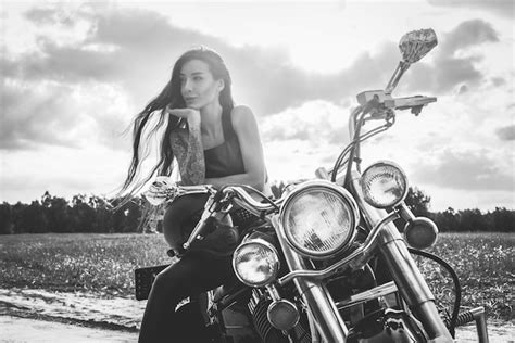 Dziewczyna Na Motorze W Kasku - Młoda Seksowna Dziewczyna Pozuje Na Motocyklu O Zachodzie Słońca