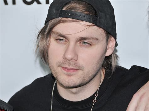 5 Seconds Of Summers Michael Clifford Funds Surgery For Fans Cat Q104
