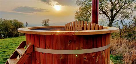 Pubs, restaurant, shops 5 minutes drive. Glamping sites with hot tubs in the Brecon Beacons ...
