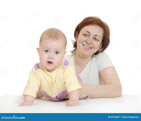 Kleine Baby Met Moeder Stock Afbeelding Image Of Dochter 4915827
