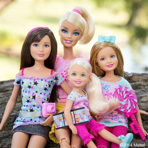 Barbie Y Sus Hermanas Van De Campanento Y Ken Les Da Un Gran Susto