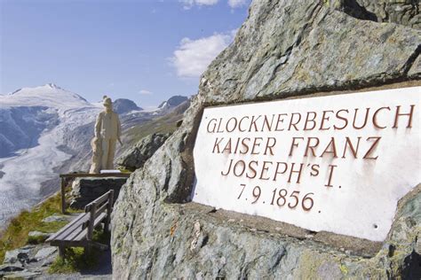 Reisende genießen die hochalpine lage in wunderschöner almlandschaft und kommen bis unter den gipfel von österreichs höchstem berg. Großglockner Hochalpenstraße | SalzburgerLand Magazin