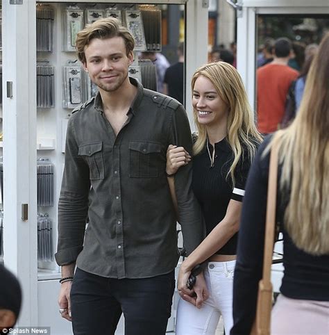 5sos s ashton irwin s girlfriend bryana holly flaunts her ample cleavage on instagram daily