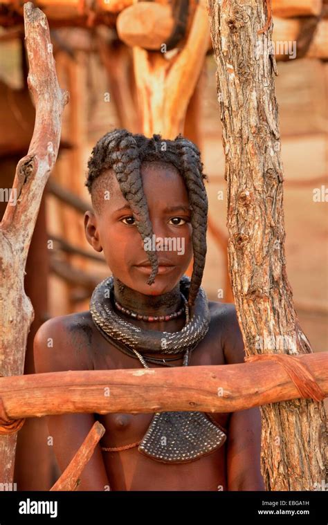 Himba Girl Con El Típico Estilo De Peinado Omuramba Kaokoland Kunene