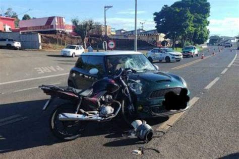 carro e moto colidem em estrada de acesso a batatais três feridos