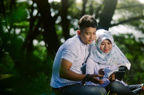 Prewedding casual outdoor saat ini banyak dipilih untuk mengabadikan moment sebelum misalnya saja kalian akan mengenakan baju casual, tema yang dapat dipilih sederhana atau klasik. Baju Casual Untuk Prewedding Outdoor - BAJUKU