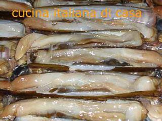 Oggi c'è anche il vantaggio che in pescheria li vendono già sgusciati e privati delle parti che darebbero al mollusco un cattivo sapore, se no occorre mettersi al lavoro, con pazienza e una certa abilità, per tempo! molluschi, mitili: informazioni e ricette fotografate