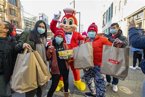 Look Jollibee Opens First Store In Vancouver Thousands Line Up