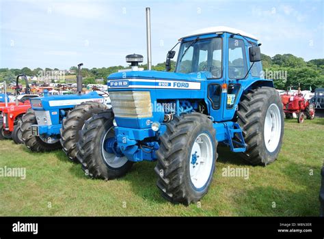 Ford 8100 Tractor Hi Res Stock Photography And Images Alamy