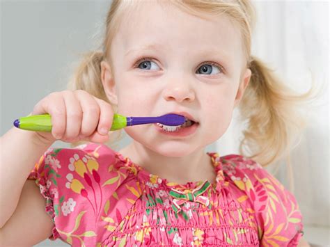 تاثير استخدام الفلور على الأطفال طبيب أسنان مانافجات الجانب