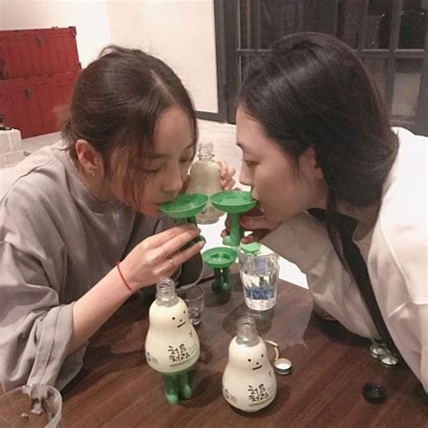Kore dünyasını yasa boğan ani ölümler ardından go hara'nın yanı sıra sulli'nin hayatı da bir kez daha araştırılmaya başlandı. Sulli and Goo Hara have a fun night of drinking ~ Netizen Buzz