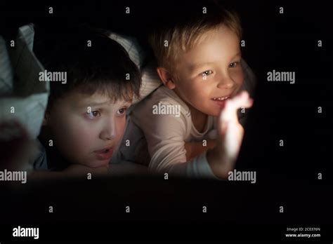 Jungs Nacht Fotos Und Bildmaterial In Hoher Auflösung Alamy