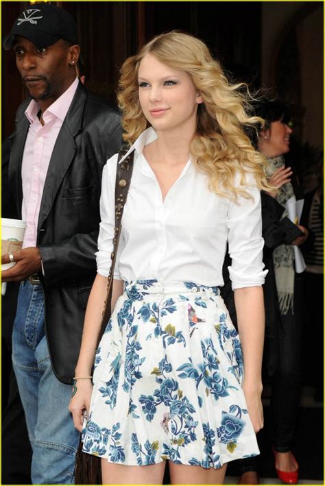 Full Sized Photo Of Taylor Swift Floral Skirt 01 Taylor Swift Floral